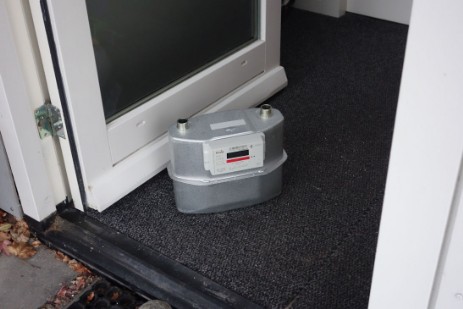 bijna de deur uit De gasmeter is bijna de deur uit.